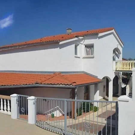 Apartment In Mit Grosser Terrasse